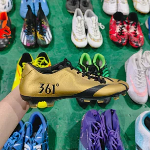 zapatos de futbol usados ​​para hombre